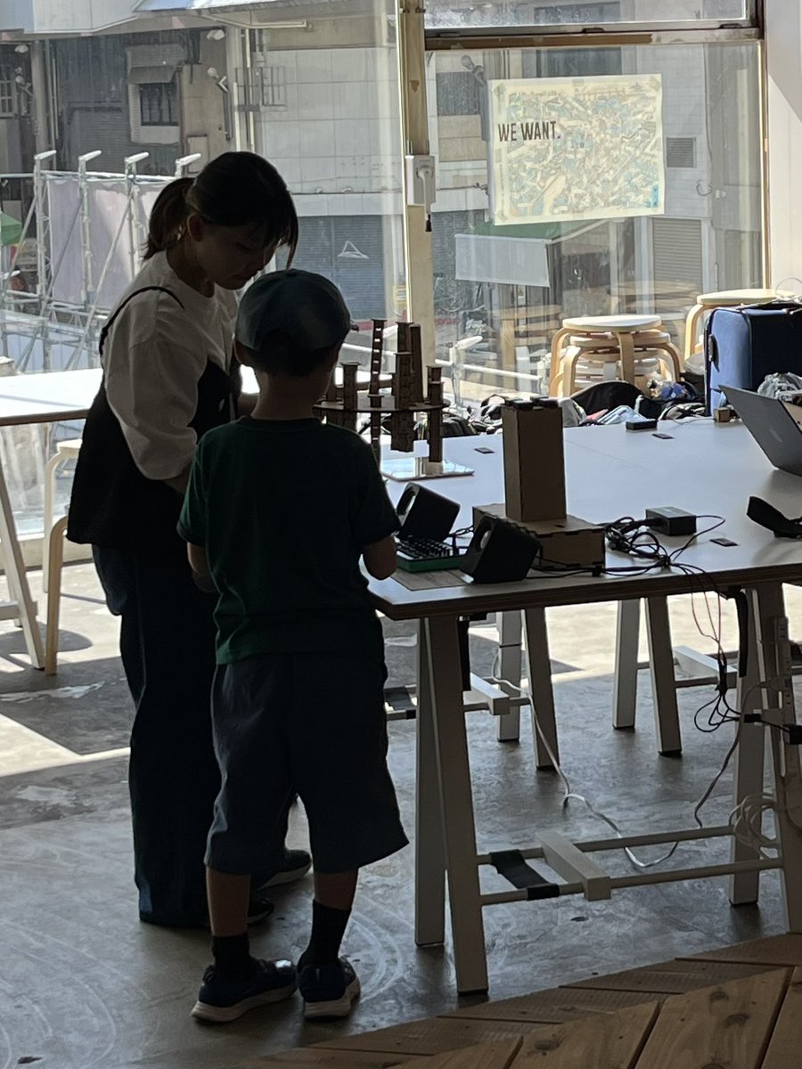 夏休み初日、岐阜の町で偶然出会ったクリエイティブな作品でのArduino+赤外線の仕組みを聞く7歳の少年です