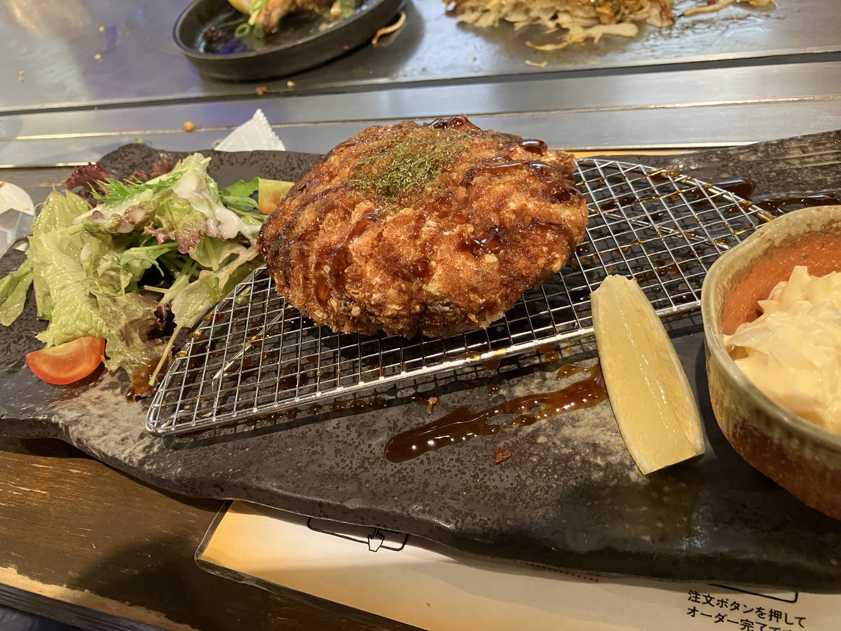 minomoxyo's tweet image. 広島に来ています。
お好み焼きみっちゃんで、お好み焼きと限定のメンチカツを食べました🤤