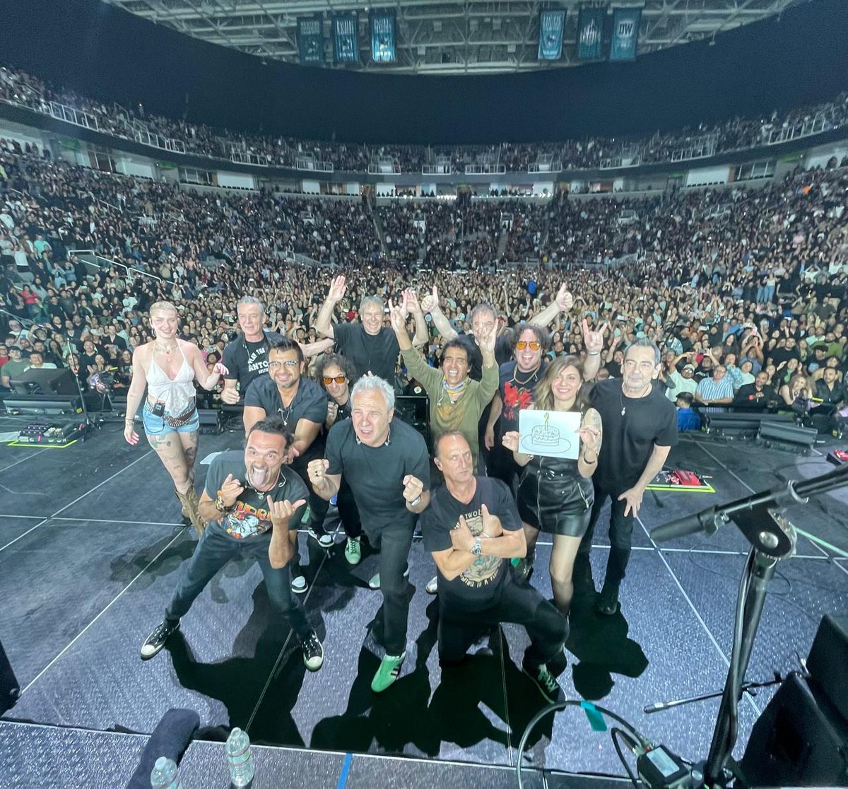 Enanitos Verdes (@enanitosoficial) on Twitter photo ¡Gracias, San José! 🙌💚
Anoche en el SAP Center vivimos una fiesta inolvidable junto a ustedes y nuestros amigos de <a href="/HombresG/">Hombres G Oficial</a> 🍳🎸
¡Qué energía, qué público! ¡Gracias por cantar con nosotros cada canción! 🎶 #HuevosRevueltos2 #EnanitosVerdes #SanJose #RockEnEspañol ¡Gracias, San José! 🙌💚
Anoche en el SAP Center vivimos una fiesta inolvidable junto a ustedes y nuestros amigos de <a href="/HombresG/">Hombres G Oficial</a> 🍳🎸
¡Qué energía, qué público! ¡Gracias por cantar con nosotros cada canción! 🎶 #HuevosRevueltos2 #EnanitosVerdes #SanJose #RockEnEspañol