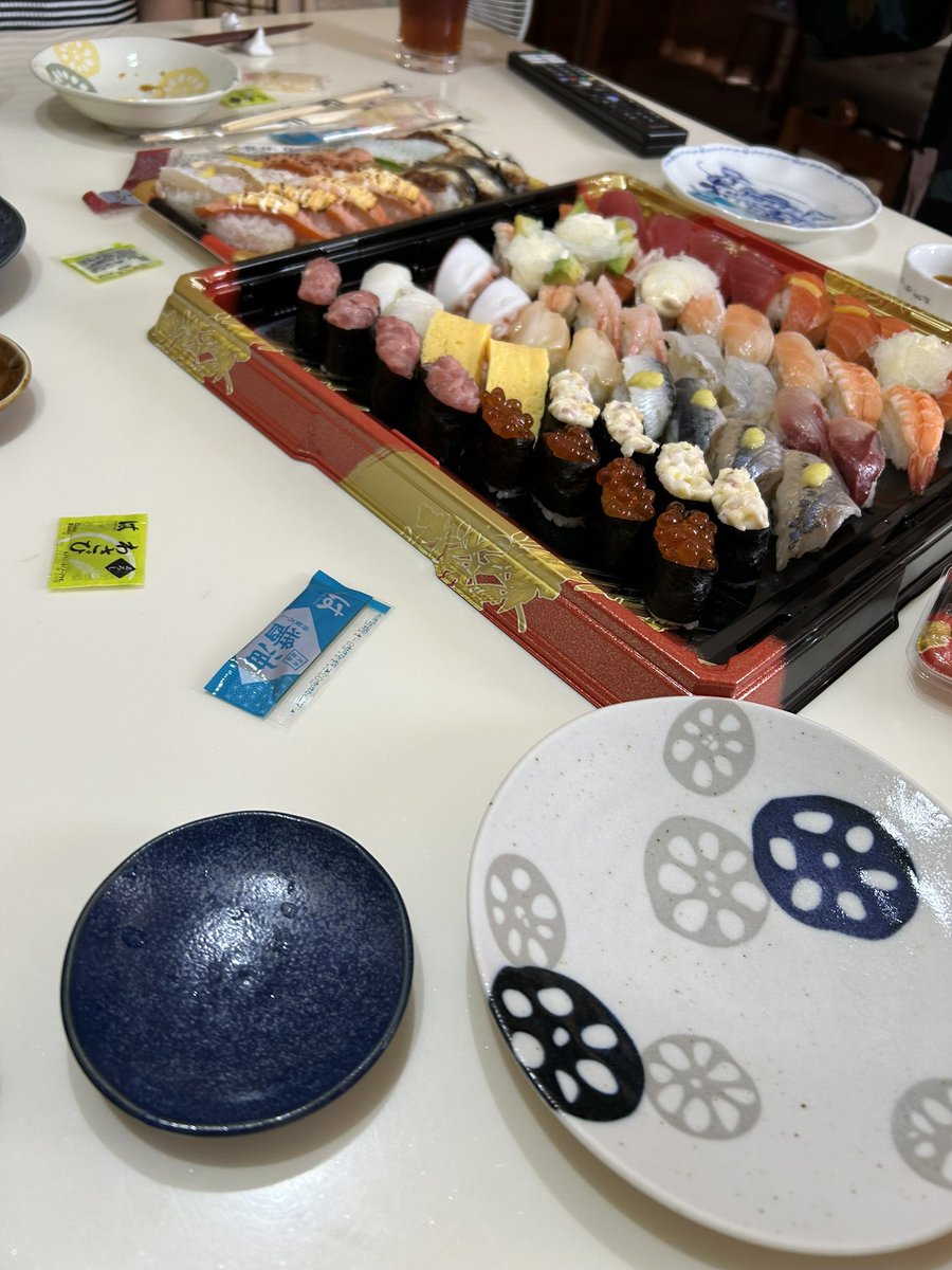 連休１日目は家でテークアウト寿司🍣パ。5人だと一気に完売。息子が家に電子🎹買ったらしくうちの🎹も弾いてびっくり。来客あると一日あっという間です。