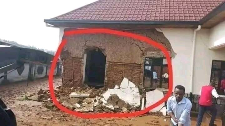 TalkLawRw's tweet photo. #Cajus
#SEBU yavuguruye inzu ye ishaje, ayitera igipande, avugurura igisenge ndetse ayitera amarangi meza
#KADOGO arayisura arayishima ayishyura 60M imwandikwaho.
Nyuma y'amezi 5 inzu iromoka, none yareze #SEBU asaba ko amusubiza 50M ze
ABAYE ARI WOWE #MUCAMANZA WARUCA GUTE? https://t.co/s1vBDI1QHP