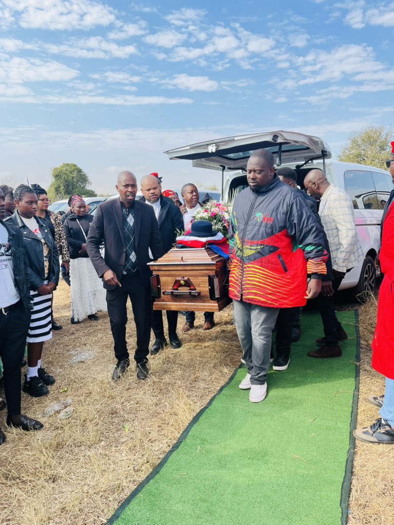 EFFward11's tweet image. ♦️FUNERAL SERVICE♦️
Cllr Mafia Fane addressed the funeral service of the late Fighter Pretty Sindile Ngomane that was held earlier today at Salvation Church in Tonga Ward 9, Nkomazi Subregion.
We extend our deepest condolences to the Ngomane family, our thoughts and prayers…