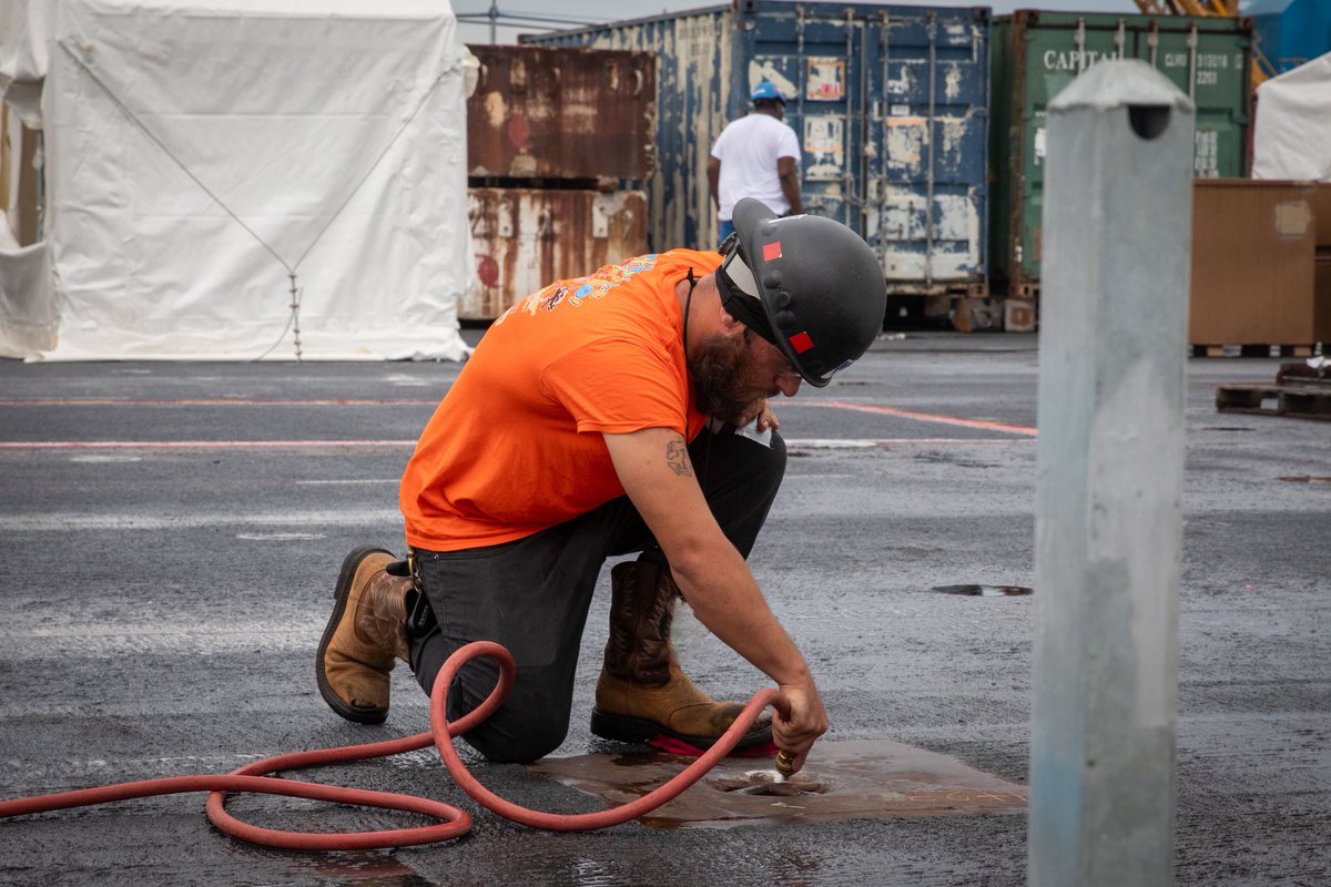 TheCVN69's tweet image. Team work makes the dream work!🤝

We would like to give a well deserved shout out to the shipyard workers of NNSY. Contractors work with our Sailors, helping us maintain and repair #MightyIKE, getting her ready to get back in the fight!

#IKECarrierStrikeGroup 
#AmericasNavy250