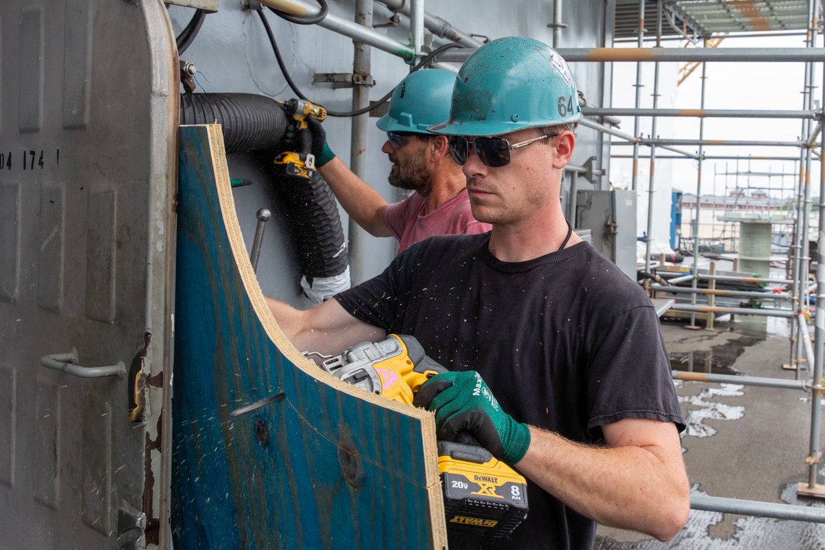 TheCVN69's tweet image. Team work makes the dream work!🤝

We would like to give a well deserved shout out to the shipyard workers of NNSY. Contractors work with our Sailors, helping us maintain and repair #MightyIKE, getting her ready to get back in the fight!

#IKECarrierStrikeGroup 
#AmericasNavy250