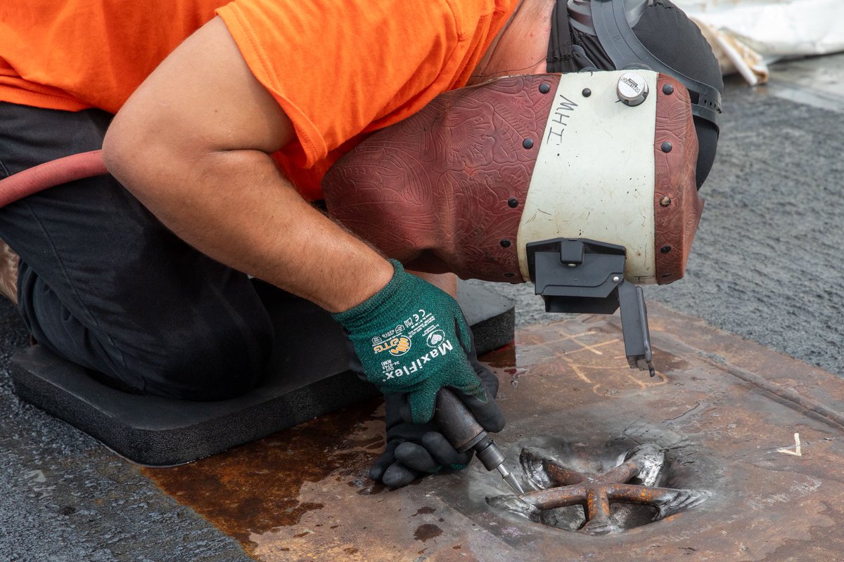 Team work makes the dream work!🤝

We would like to give a well deserved shout out to the shipyard workers of NNSY. Contractors work with our Sailors, helping us maintain and repair #MightyIKE, getting her ready to get back in the fight!

#IKECarrierStrikeGroup 
#AmericasNavy250