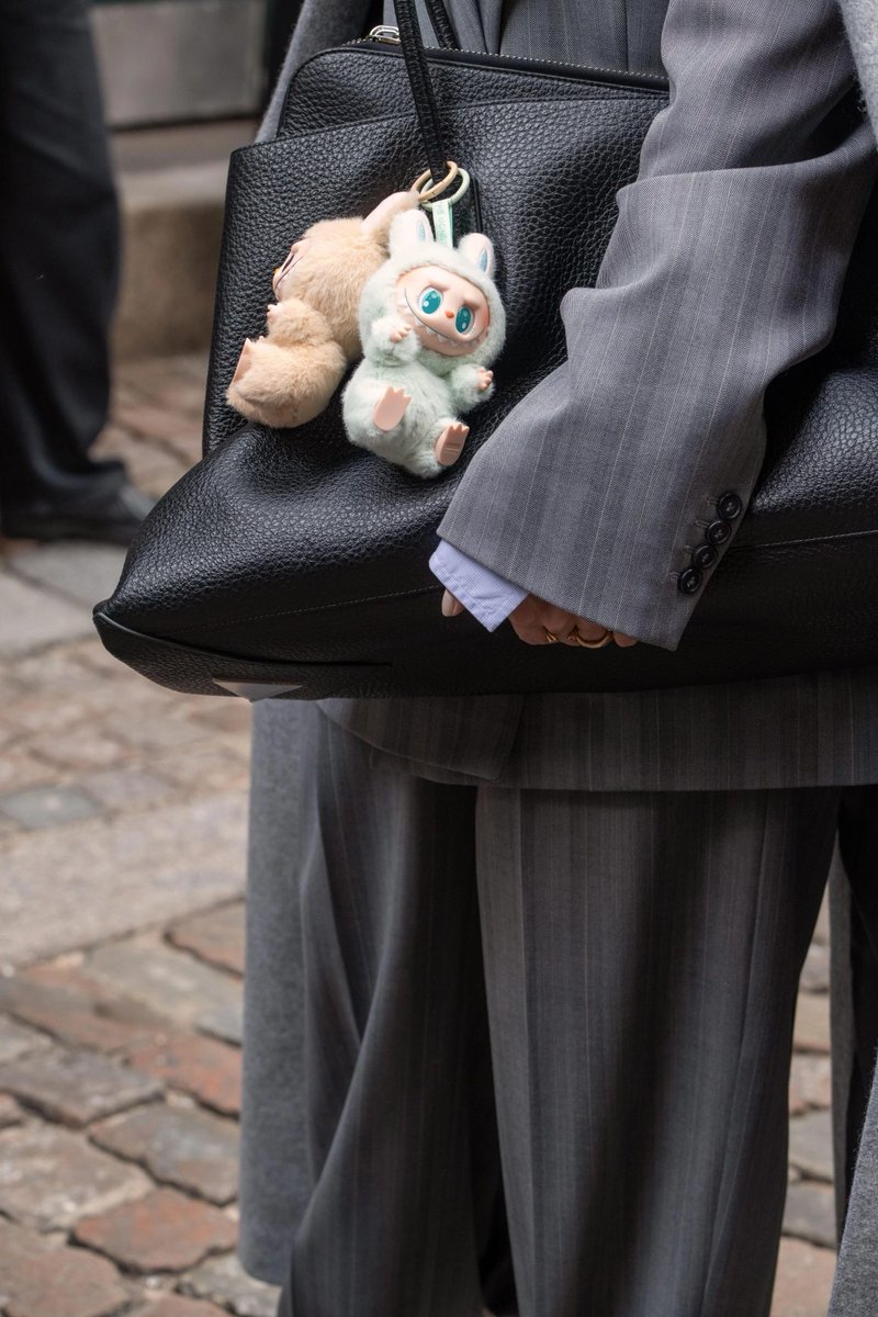 Labubu rüzgarı aslında yeni bir dalga değil. Ünlü modaevlerinin yıllar önceki tasarımlarından ilham alan bir oyun alanı.

Detaylar haberimizde: vogueturkiye.visitlink.me/7j4YYV