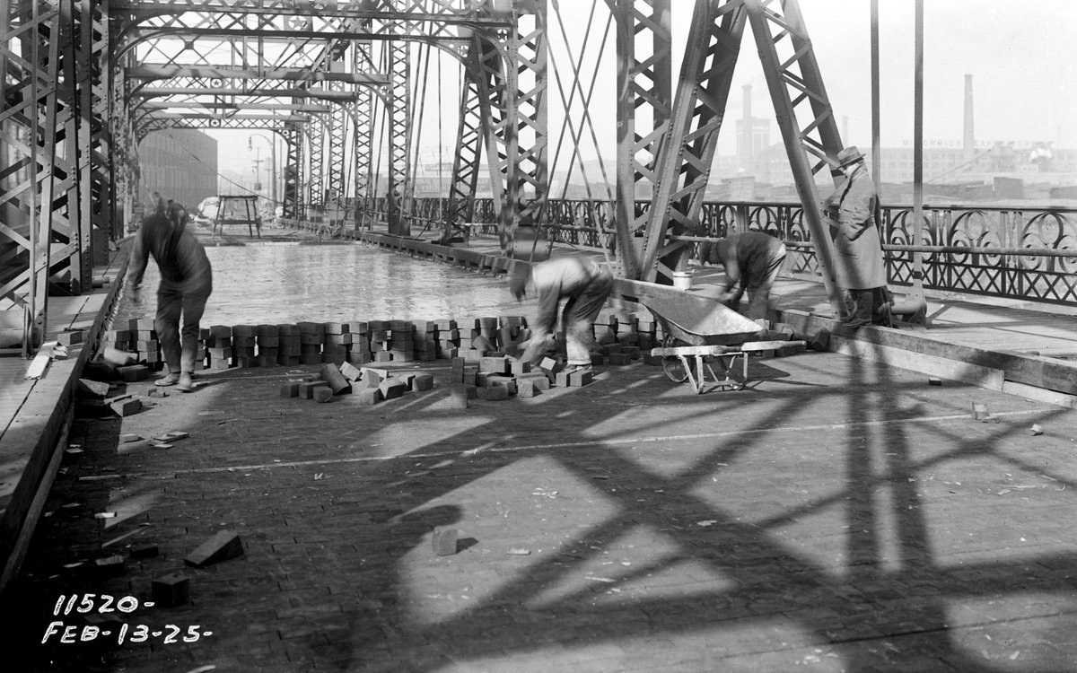 MWRDGC's tweet image. Historical Photo of the Day: Workers placing pavers for the deck of the Western Avenue bridge over the Chicago Sanitary and Ship Canal on February 13, 1925. Learn how the #MWRD protects the water environment for Chicago and 128 suburban communities 📽⬇️
youtu.be/__yXMrBYek4