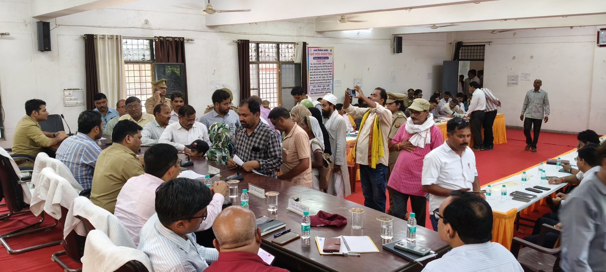 SultanpurDm's tweet photo. दिनांक 19.07.2025 को सम्पूर्ण समाधान दिवस के अवसर पर तहसील सदर में जनसामान्य की शिकायतों को गम्भीरता पूर्वक सुनकर सम्बन्धित अधिकारियों को समयबद्ध व गुणवत्तापूर्ण निस्तारण के दिये गये निर्देश। https://t.co/HAGj2tpyIW
