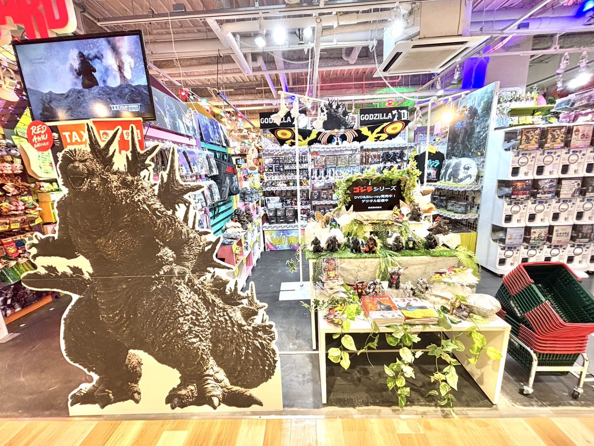 godzilla_jp's tweet image. 九州地区のヴィレッジヴァンガードにてゴジラのPOP UP STOREを開催👏👏
開催店舗と期間はこちら❗️
アミュプラザ長崎店:7/19~8/11
イオンモール香椎浜店:8/16~8/31
福岡パルコ店:9/6~9/21
税込2,000円以上お買い上げでちびゴジラのサンバイザーをプレゼント🎵…