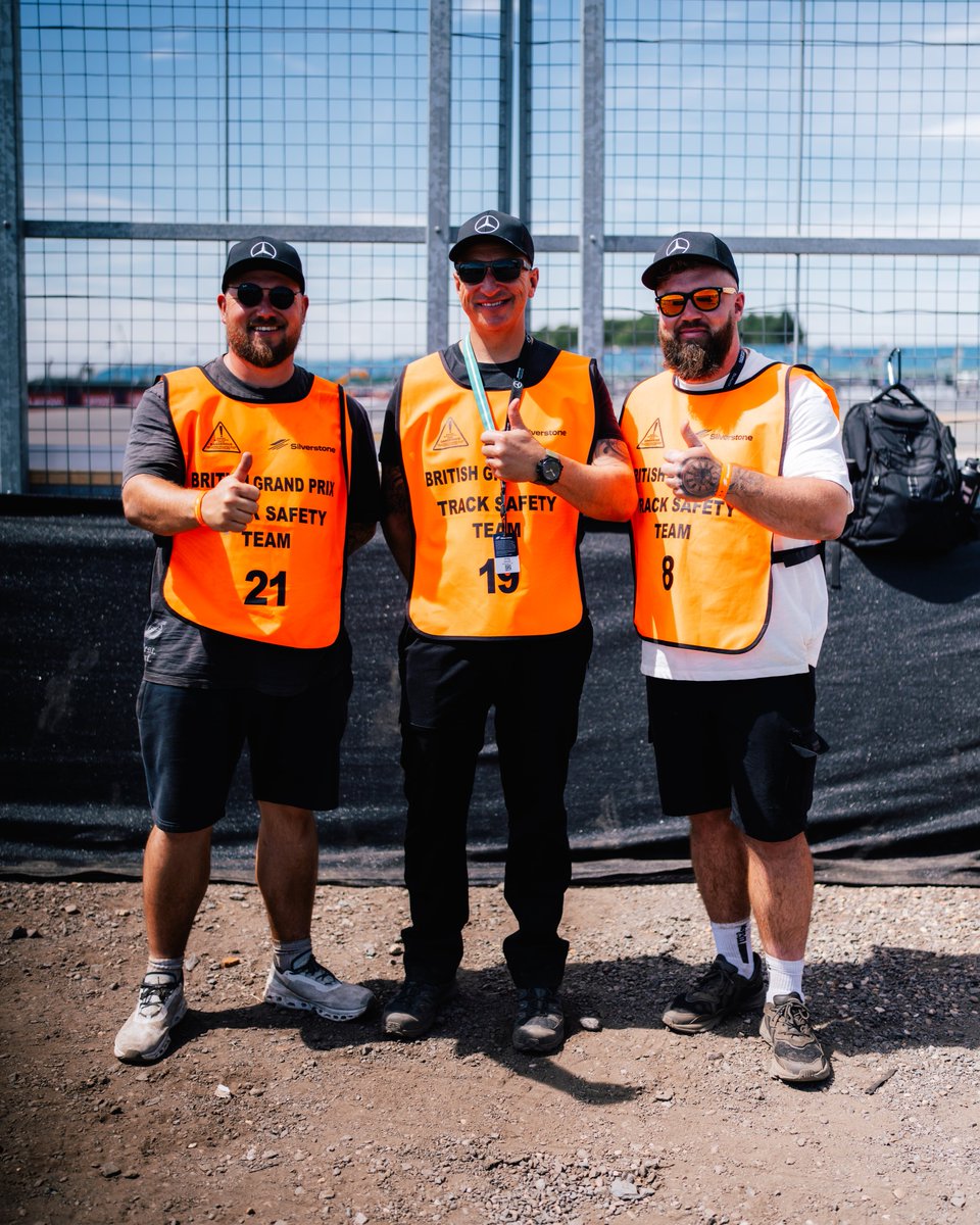 MercedesAMGF1's tweet image. For the unsung heroes ❤️
Each year, Silverstone marshals receive complimentary caps from us, a token of appreciation for their hard work 👏
