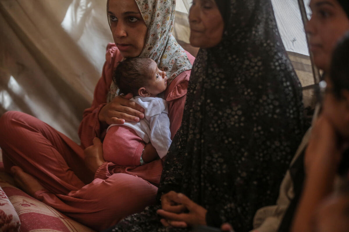 WFP's tweet image. Naem Ahmed's family hugged the last bag of WFP wheat flour they received - a small celebration amid desperate conditions.
Everyone in #Gaza is hungry.
It's time to flood the Strip with food and reach ALL families, everywhere - safely and without interruption.