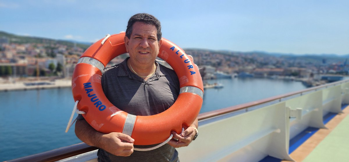 CruiseGuy's tweet image. Trademark pic in Rijeka, Croatia abaord @OceaniaCruises brand new #OceaniaAllura.