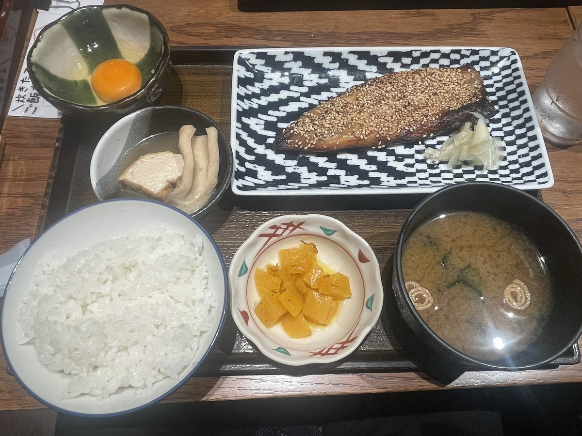 yamadatraining's tweet photo. 昨日は仕事で丸の内で昼ごはん。
さばの味醂干し定食。
ご飯おかわり無料は嬉しいけど、食べてはいけない…
ごちそうさまでした。
#か今日の昼ごはん　#ダイエット https://t.co/hSaPqouoTe