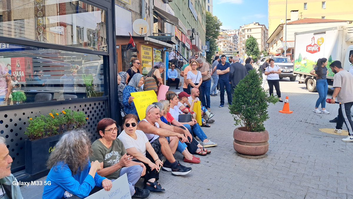 solartvin's tweet image. Ülkemizin yasalarla koruma altında bulunan bütün topraklarını maden ve enerji şirketlerine teslim edecek olan yasa teklifine karşı Artvin'den sesimizi yükselttik.
Ormanlarımızdan, suyumuzdan, yaşam alanlarımızdan elinizi çekin!