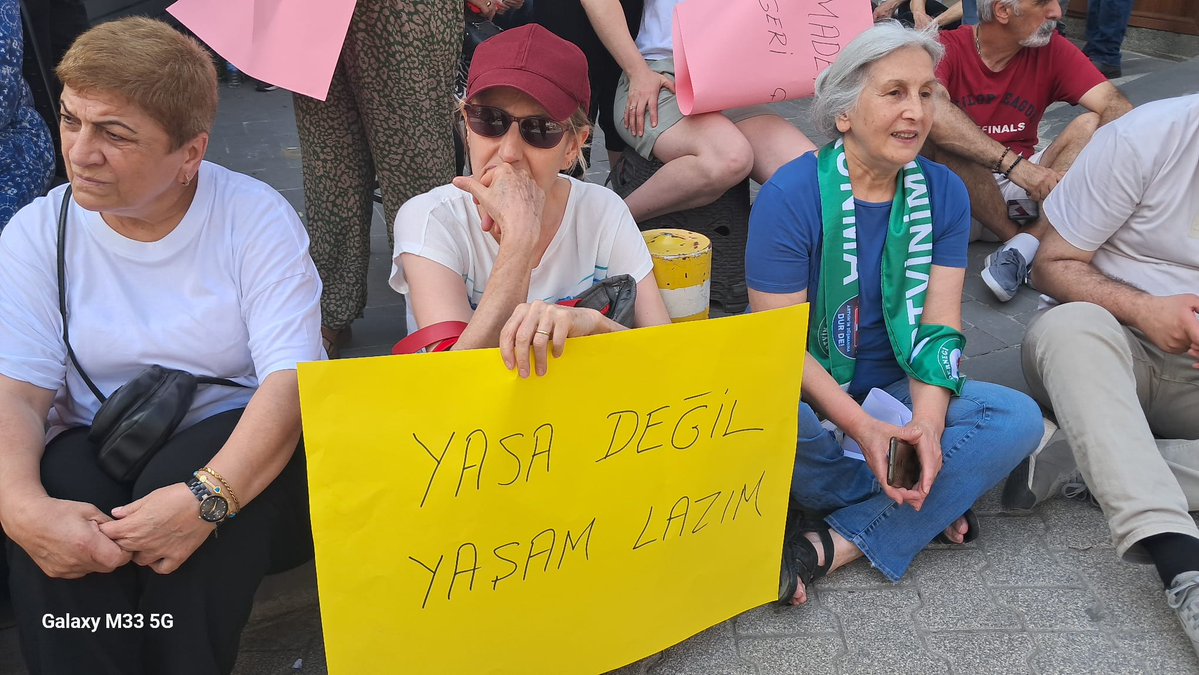 solartvin's tweet image. Ülkemizin yasalarla koruma altında bulunan bütün topraklarını maden ve enerji şirketlerine teslim edecek olan yasa teklifine karşı Artvin'den sesimizi yükselttik.
Ormanlarımızdan, suyumuzdan, yaşam alanlarımızdan elinizi çekin!