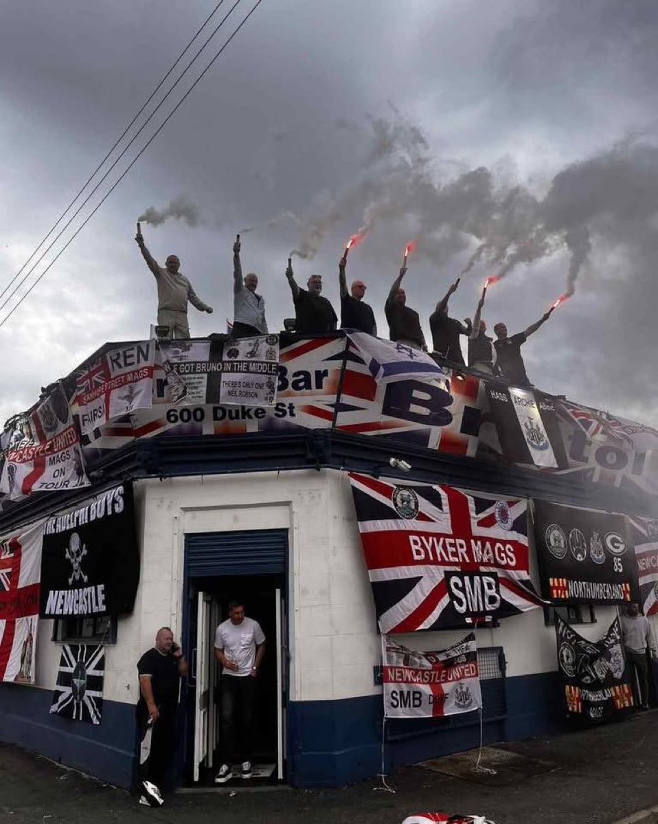 KillianB22's tweet image. Près de 10,000 supporters de Newcastle ont fait le déplacement à Glasgow aujourd’hui pour un match amical contre le Celtic. 🏴
Leur QG pour la journée ? Le Bristol Bar… repaire numéro 1 des fans des Rangers.
L’art du troll, version Geordie.