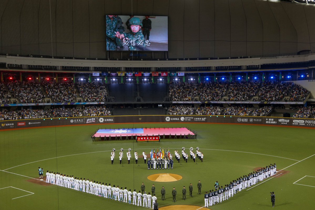 mna_roc's tweet image. 「2025 #中華職棒 @CPBL 明星對抗賽」19日起一連兩日在 #臺北大巨蛋 盛大展開,吸引滿場球迷進場觀賽,國防部 #三軍聯合旗隊 、國防部 #示範樂隊 以及 #陸軍專科學校…