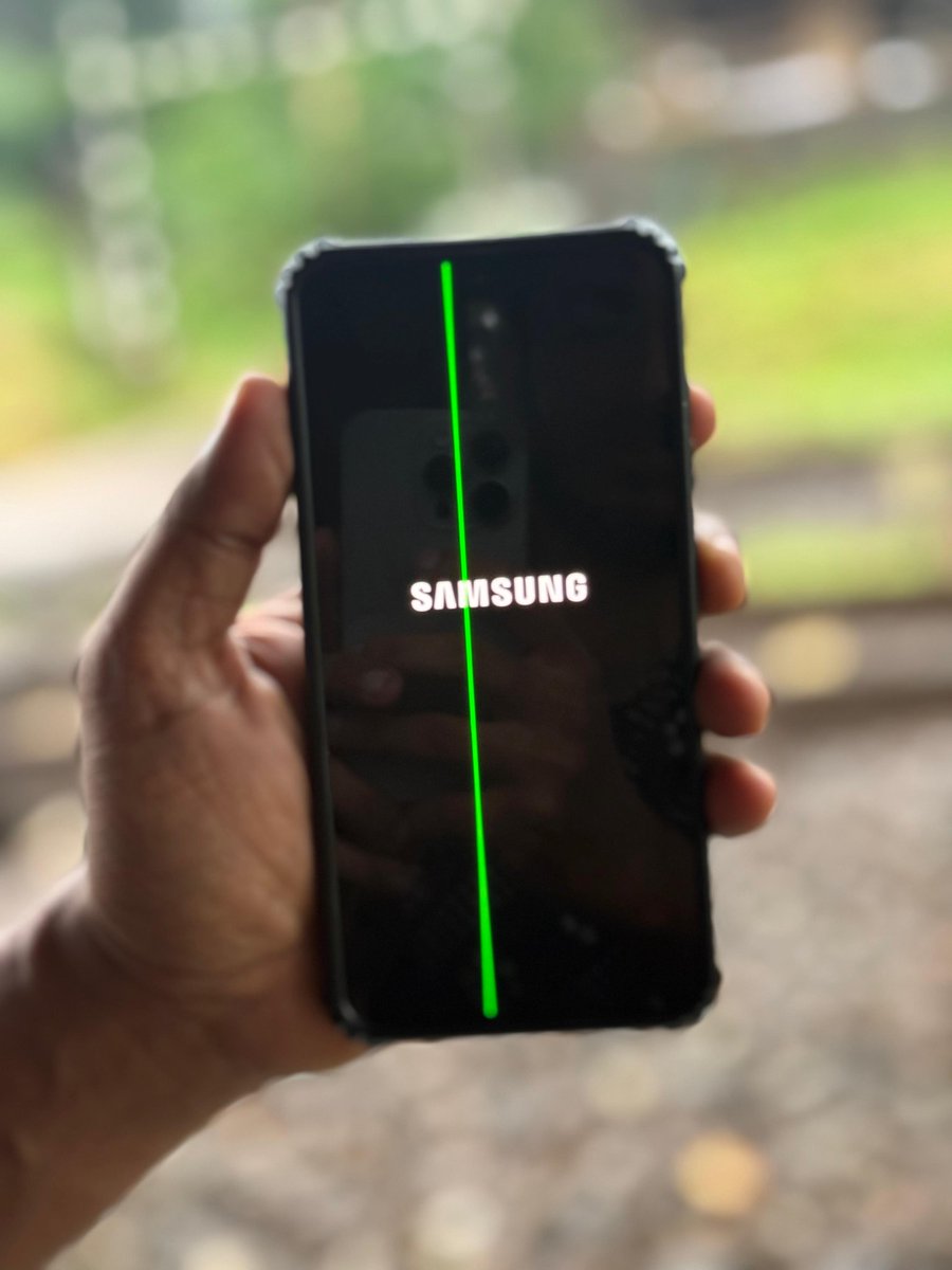 SHERIN_4U's tweet photo. @SamsungIndia I bought the Galaxy S23 just a year and a half ago, expecting flagship quality and durability. Shockingly, two permanent lines have already appeared on the display — without any physical damage, water exposure,or mishandling. For a premium device, this is completely unacceptable https://t.co/en9xp5CdWM