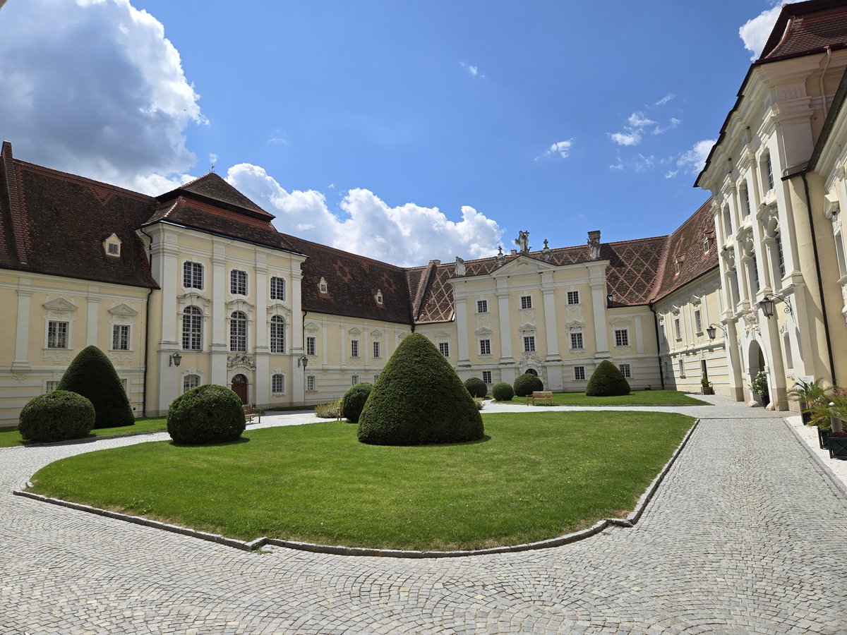BKruchio's tweet image. Der Kleinanzeigen Maharadscha heute ausnahmsweise im Niederösterreichischen Schloss unterwegs