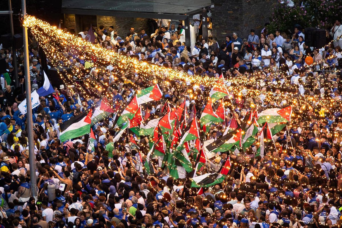 AnticapiCantabr's tweet image. A pesar de la agresion fascista, las banderas palestinas ondearon en el chupinazo de Santander.
Viva Palestina libre.