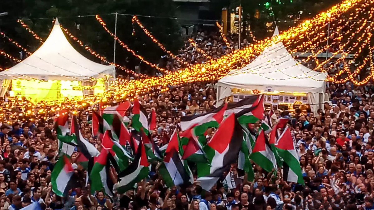 AnticapiCantabr's tweet image. A pesar de la agresion fascista, las banderas palestinas ondearon en el chupinazo de Santander.
Viva Palestina libre.