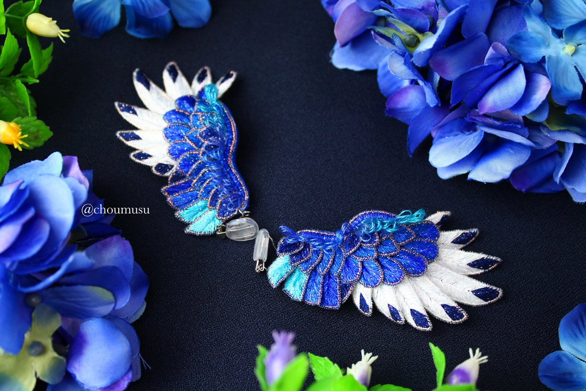 choumusu's tweet image. 🆕カササギの翼の刺繍イヤリング/ピアス
新しい翼型のカササギ。羽根パーツは60枚🪡
とっても目立つ鮮やかでかっこいい翼イヤリング/ピアスです🪽
#博物ふぇす
#博物ふぇす鳥部