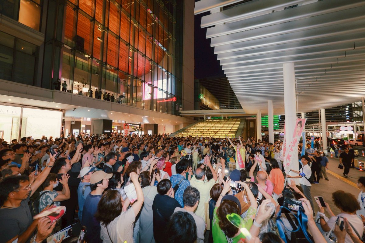 sayaka_sasaki's tweet image. 0719街頭演説会@横浜駅西口NEWoMan前
最後は竹谷代表代行とともに、横浜駅でお訴えしました。
分断を乗り越え、平和と共生の社会へ──
佐々木さやかに未来を託してください!
勝たせてください!
力強いご支援を、最後の最後まで宜しくお願いいたします!
#佐々木さやか #参院選2025…