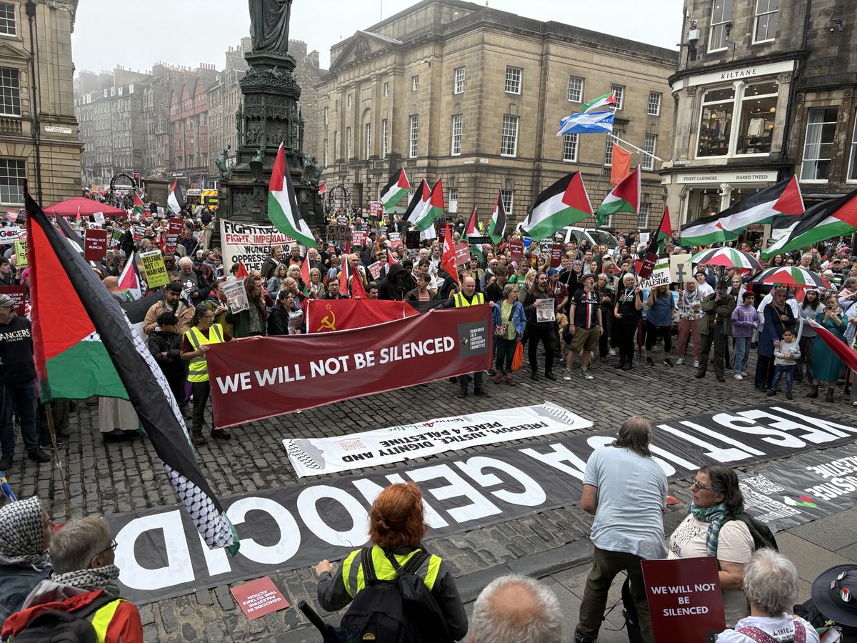 LesleyRiddoch's tweet image. Big crowd despite rain. Heading off now for Bute House