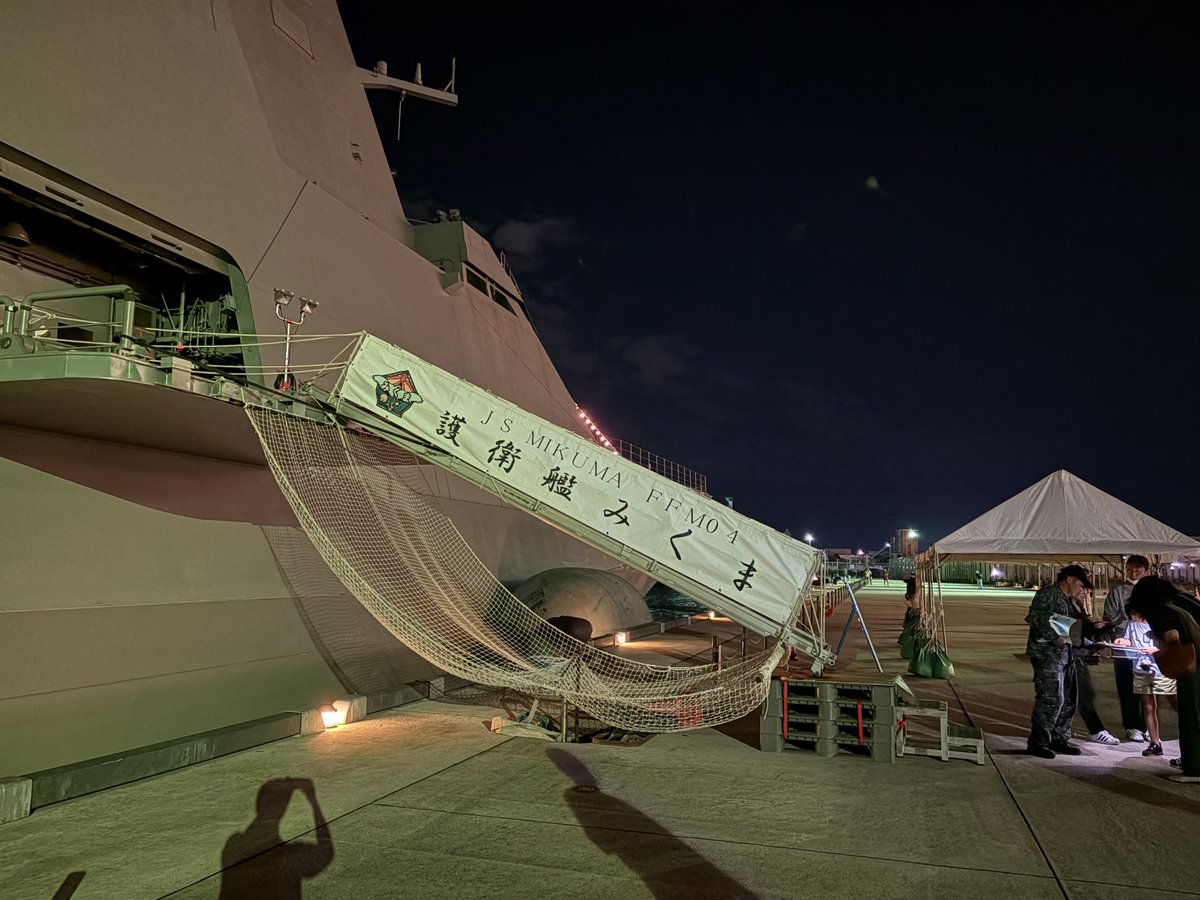 fox_forty's tweet photo. 艦の形状上、電灯艦飾も控えな印象です。
夜の見学者も多く、「よーい」と言ってる子がいて、まさか「てーい」か?と思ったら、普通に「どん」と、かけっこでしたw
#FFM4 #FFM #みくま https://t.co/vK13NHXQKD