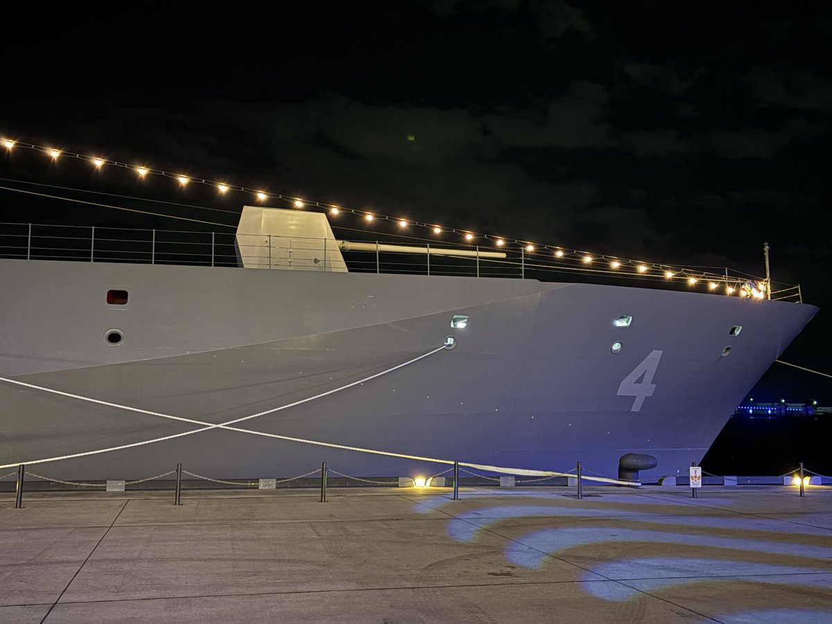 fox_forty's tweet photo. 艦の形状上、電灯艦飾も控えな印象です。
夜の見学者も多く、「よーい」と言ってる子がいて、まさか「てーい」か?と思ったら、普通に「どん」と、かけっこでしたw
#FFM4 #FFM #みくま https://t.co/vK13NHXQKD
