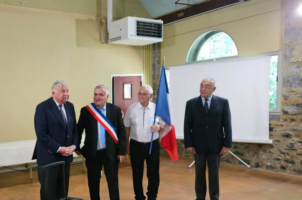 Prefet64's tweet image. #Cérémonie | Remise de l’insigne de Chevalier de l’Ordre national du Mérite 🇫🇷
📍Alain SANZ, président de l’Association des maires des Pyrénées-Atlantiques et maire de Rébénacq, a reçu l’insigne de Chevalier de l’Ordre national du Mérite des mains de Gérard LARCHER, Président du…