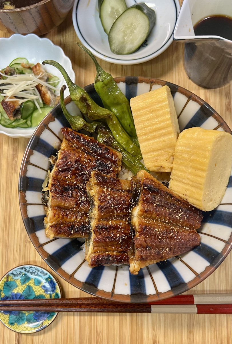 hiyokko_were's tweet image. 鰻玉丼、うざく
/鳗鱼盖饭、鰻魚拌醋黄瓜
ーーーーーー
⚫︎鳗鱼盖饭
超市买的烤鳗鱼用热水冲一下,洗掉原来的酱汁,再蒸一下,放在米饭上,淋上自制烤鳗鱼的酱汁,鳗鱼盖饭就完成了
⚫︎鳗鱼拌醋黄瓜…
