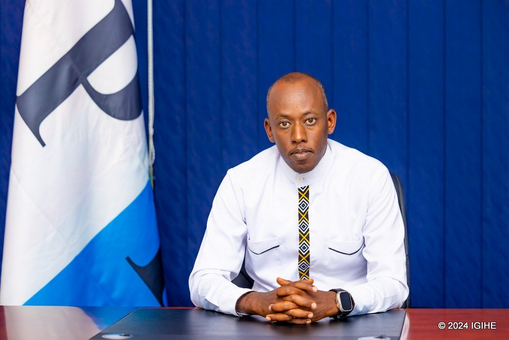 RukuEmmanuel's tweet photo. Isabukuru nziza bwana #Meya @A_sebutege uyobora @HuyeDistrict. Njyewe muziho kwicisha bugufi, gutega amatwi abo ayobora, akarazwa ishinga n'impinduka z'iterambere. Mu myaka mike, Huye amaze kuyisirimura. Ibikorwaremezo by'imihanda byariyongereye, hubakwa n'amagorofa menshi. https://t.co/3YvbdCOw8d