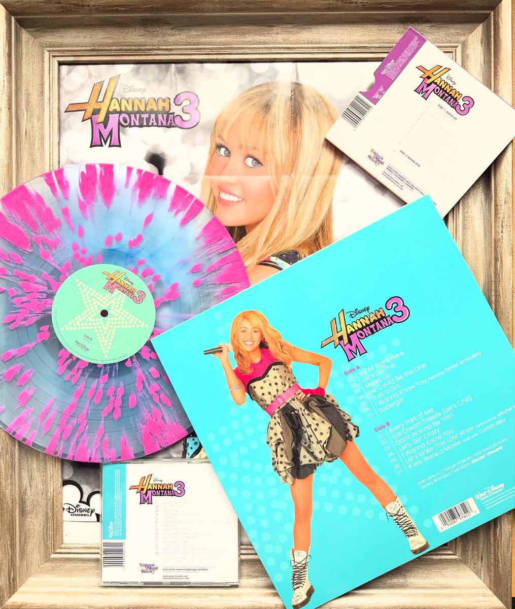 06ogmc's tweet image. A long time coming:
HANNAH MONTANA 3 vinyl (and other bits)

Core memory:// Dublin (17.12.09) // HM3 special edition DVD playing in a random bar before the doors opened for the WonderWorldTour.  

@MileyCyrus @mileyworld