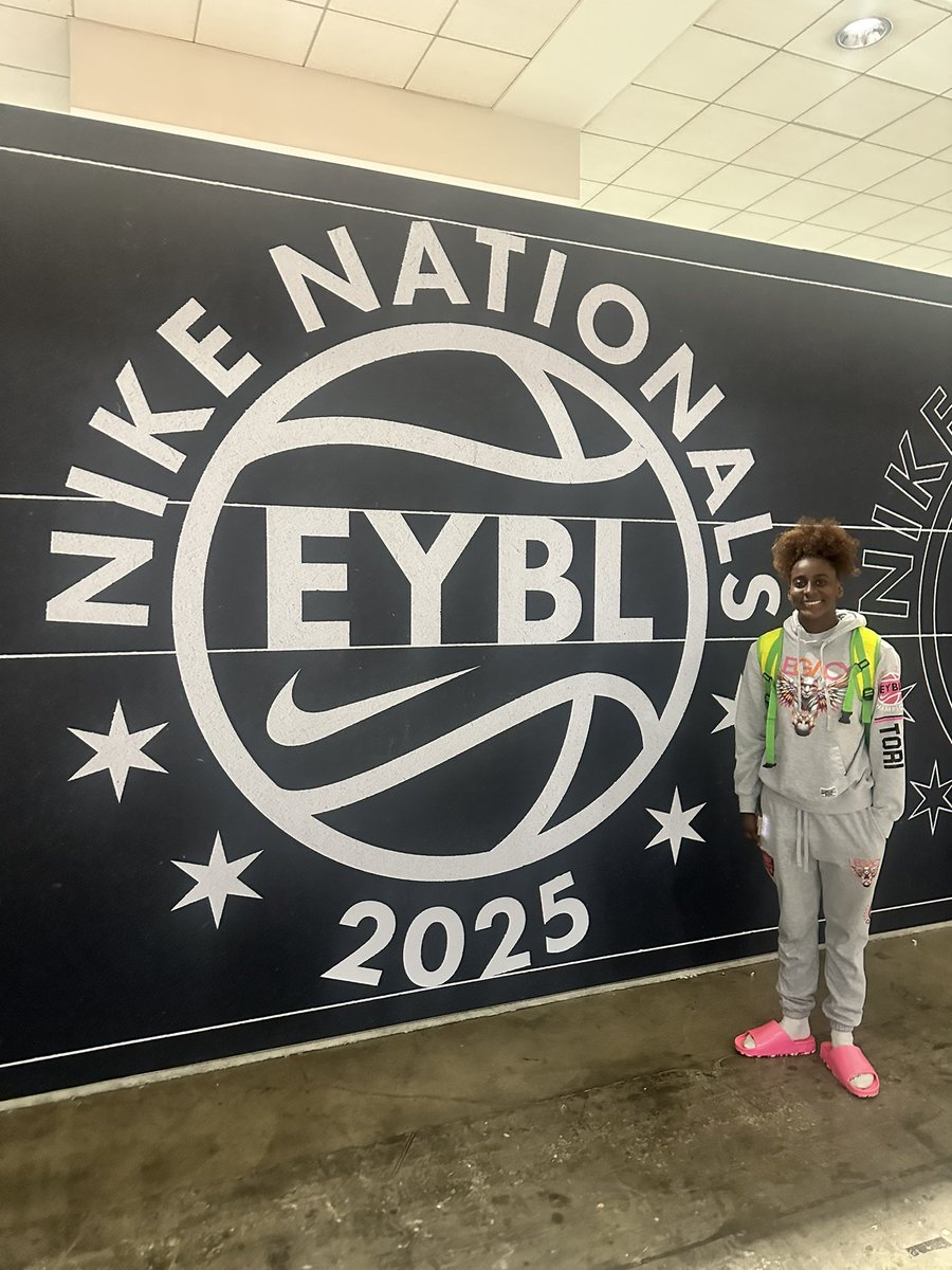 ToriThompson23's tweet image. Solid Day 1 with my @LegacyNike16U squad. Girl Dad Approved 🤭 #LetItGo @tmtlaw8 

Day 2 Loading. 

Come check us out today, in Chicago! @NikeGirlsEYBL