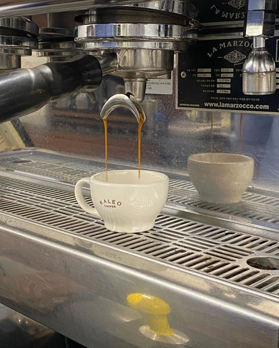 KindPaths's tweet image. コーヒーを作るプロセスのこの部分がとても好きで、とても癒される！