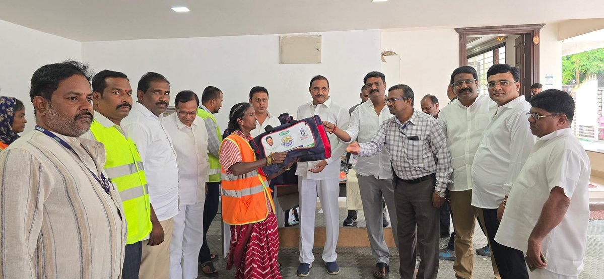 కూకట్పల్లి సర్కిల్ పరిధిలోని కూకట్పల్లి (పార్ట్), వివేకానంద నగర్, హైదర్ నగర్, ఆల్విన్ కాలనీ డివిజన్ల  పరిధిలో పనిచేస్తున్న పారిశుధ్య సిబ్బందికి వివేకానంద నగర్ లోని గౌరవ PAC చైర్మన్ శ్రీ ఆరెకపూడి గాంధీ గారి కార్యాలయంలో గౌరవ కార్పొరేటర్లు శ్రీ నార్నె శ్రీనివాసరావు గారు, శ్రీ