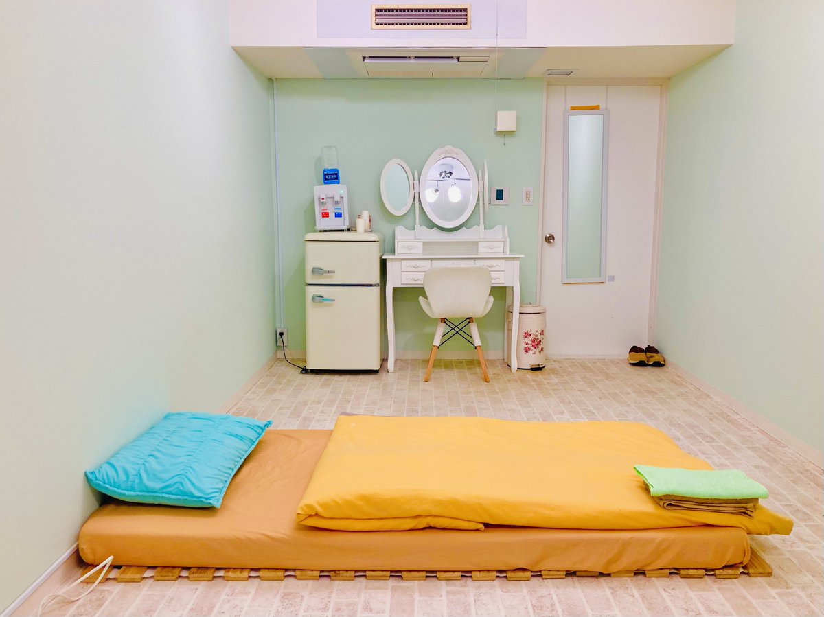 信じられんくらい安いホテルを取ったら撮影用のセットみたいな部屋に通されてビビっとる　何なんだこの現実感のなさ