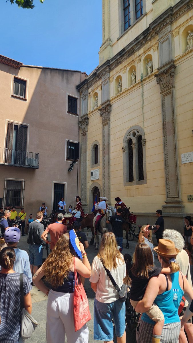 🎉 El #MercatSantero en plena marxa‼️Ens podeu visitar fins a les 20:30h a Plaça Santa Maria.  Aquesta tarda; pilar dels <a href="/capgrossos/">Capgrossos de Mataró</a> , taller i assaig de Cavallets i bastoners i balls de la Vibriamar.  Us esperem ‼️ <a href="/lessantesmataro/">Les Santes Mataró</a>