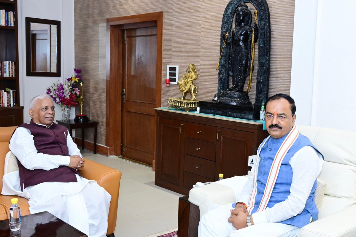 लखनऊ स्थित सरकारी आवास सात कालिदास मार्ग पर भाजपा के पूर्व प्रदेश अध्यक्ष तथा पूर्व सांसद डॉ. रमापति राम त्रिपाठी जी से शिष्टाचार भेंटकर कुशल क्षेम जाना।