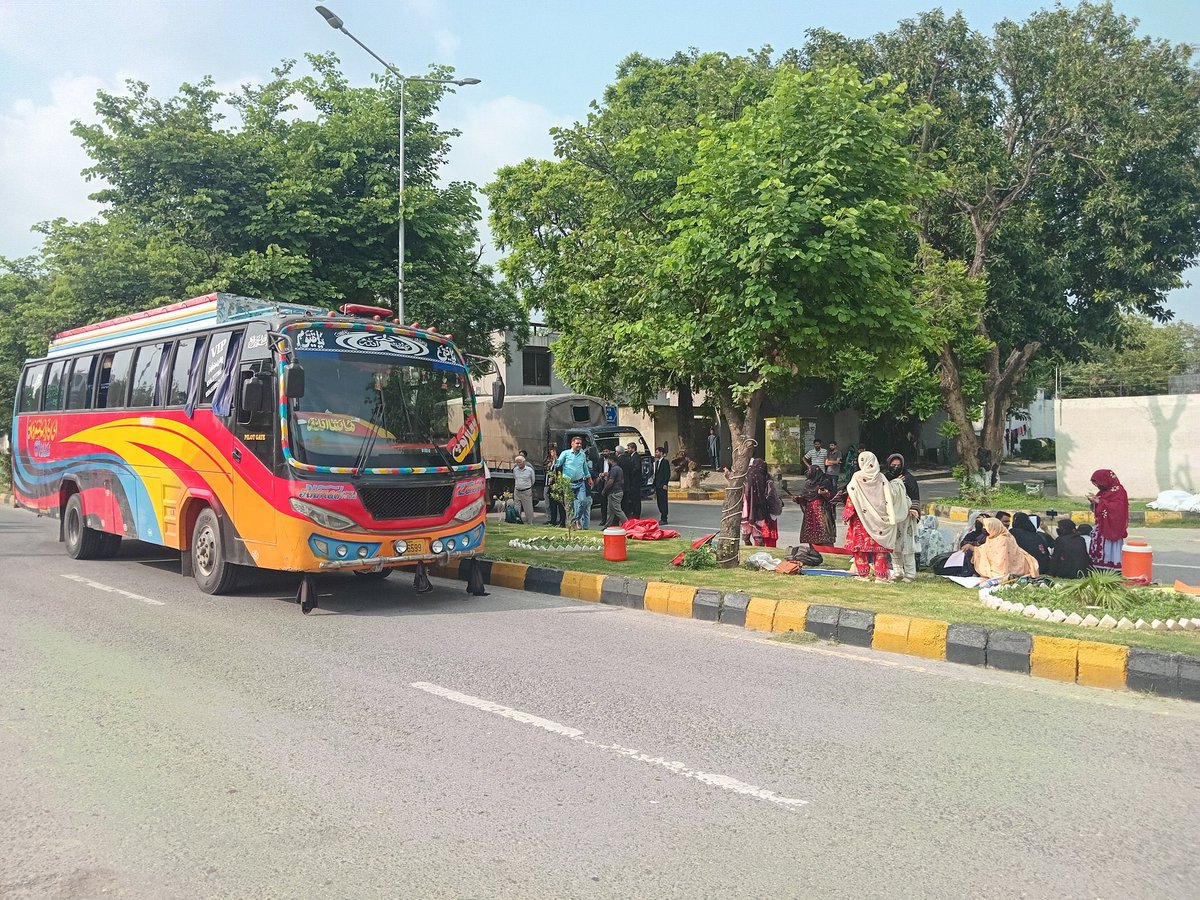 TheNativeVoices's tweet image. There are growing concerns that Islamabad administration may be preparing to repeat the events of the 2023 Baloch Long March. 

A passenger bus has reportedly been brought in to forcibly send Baloch protesters back to Balochistan currently staging a sit-in in Islamabad, Pakistan.