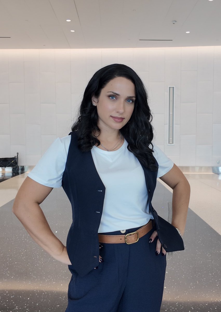LisTham_'s tweet image. This was such a comfortable and easy cosplay for Friday at Supercon! The fun part is that everyone recognized me (besides one girl who thought I was casual Han Solo) 😭😂 Lois Lane #superman I love Rachel ❤️