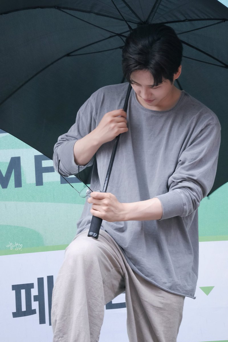 안경좌 덕목
1. 많은 머리숱
2. 웃을 때 없어지는 눈
3. 부드러운 인상
4. 안경 벗으면 섹시해짐