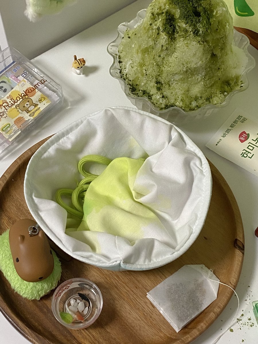 [오늘의 사부작]

" 녹지마! 빙수 파우치 "
-
*#rt  많이 많이 귀여워해주시면 판매 개시됩니다..♪

오늘의 빙수는 말차 맛 ｡

말차.. 제대로 말아왔습니다🫠🍵.
깊은것 같으면서도 산뜻한, 말차의 초록 색감이 정말 잘 나와줬어요.

빙수 파우치의 특징은 자립이 가능하다는 것과 내용물을 빼고