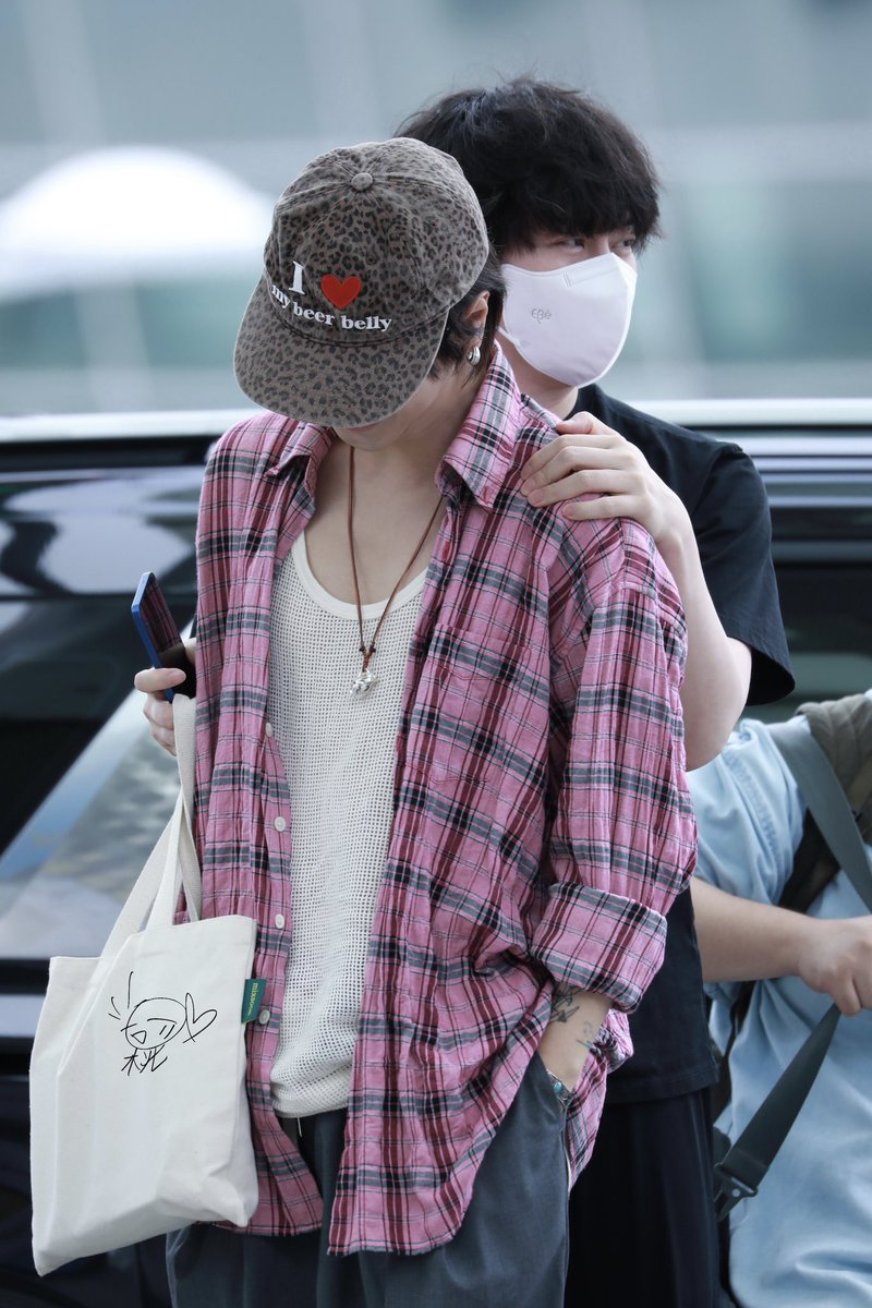 yintao0126's tweet photo. 250719 INC 仁川出发🛫上海PVG
#ABline #SUPERJUNIIOR #예성 #金钟云 #yesung #슈퍼주니어 #金希澈 #희철 #이동해 #李东海
这ab黏黏乎乎的~ https://t.co/k5QI17C7Wu