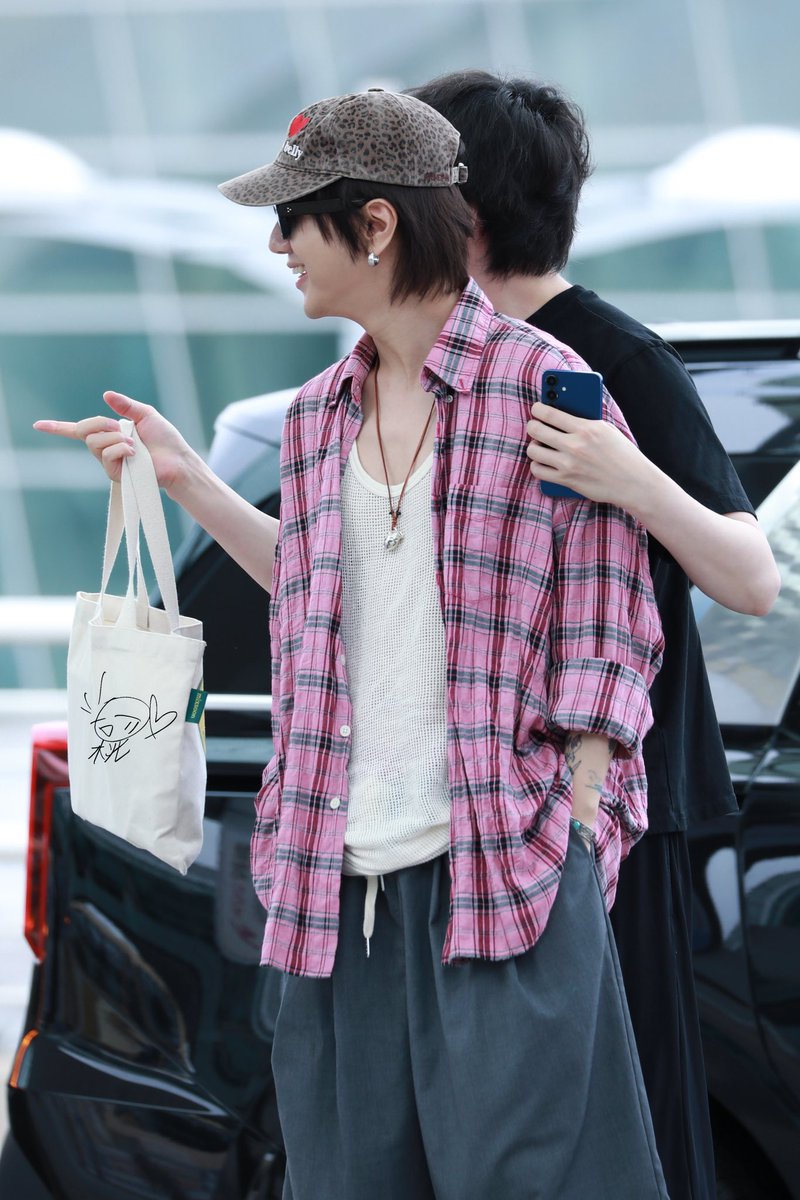 yintao0126's tweet photo. 250719 INC 仁川出发🛫上海PVG
#ABline #SUPERJUNIIOR #예성 #金钟云 #yesung #슈퍼주니어 #金希澈 #희철 #이동해 #李东海
这ab黏黏乎乎的~ https://t.co/k5QI17C7Wu