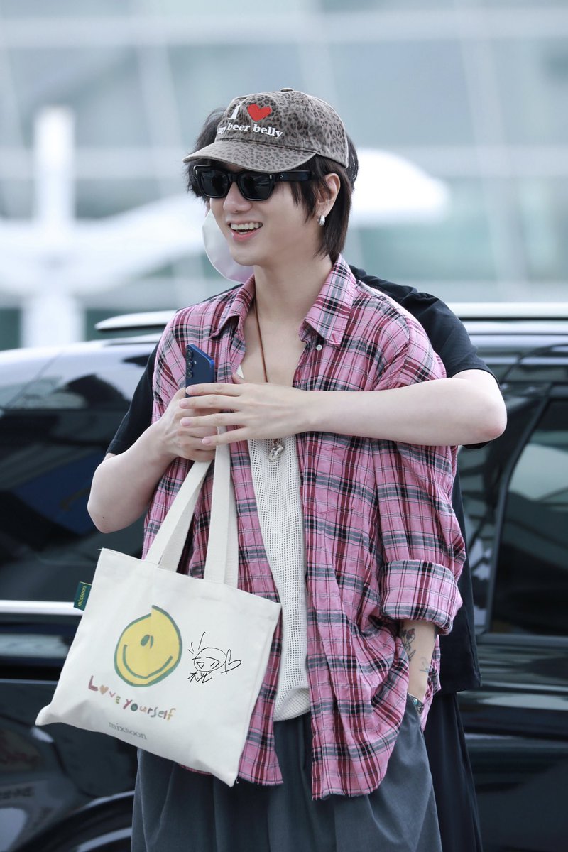 yintao0126's tweet photo. 250719 INC 仁川出发🛫上海PVG
#ABline #SUPERJUNIIOR #예성 #金钟云 #yesung #슈퍼주니어 #金希澈 #희철 #이동해 #李东海
这ab黏黏乎乎的~ https://t.co/k5QI17C7Wu