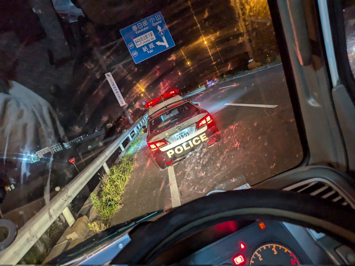 piacerealbum2's tweet photo. 走行中ナンバーの見えない車を発見したので通報しました

警察と事情を聴きましたが
ナンバー取付のフレームが錆びてるからつけれないとのこと

ナンバーの位置が違いますが
見えるから問題ないとのこと
警察は指導のみ

大黒でナンバー位置違うと違反もらう方は
下野警察署までお問い合わせください https://t.co/SNcQvF6il0