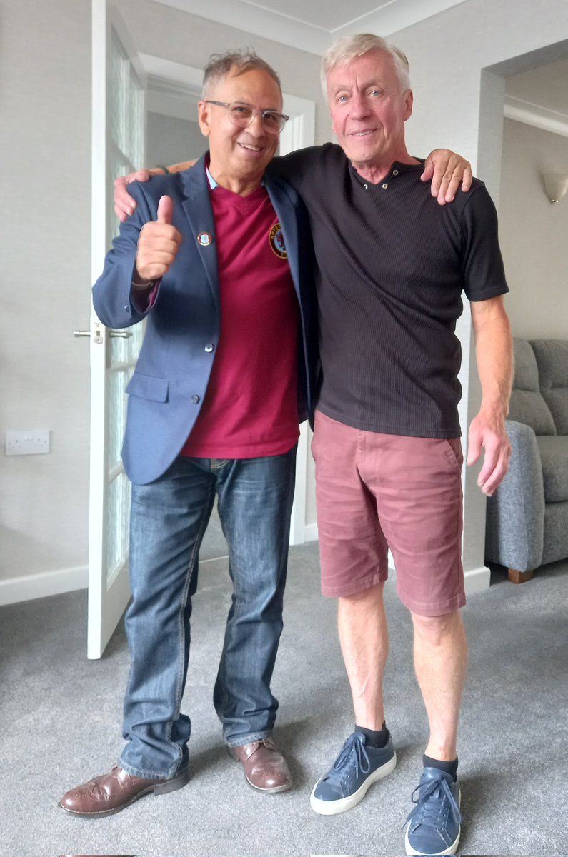 AndrewUllah's tweet image. It was really nice seeing Bryan Place again yesterday. Brian played in our brilliant Southern Junior Floodlit🏆Final win against Ipswich, he also got to meet Pele when the Legend came to @AVFCOfficial in 1972