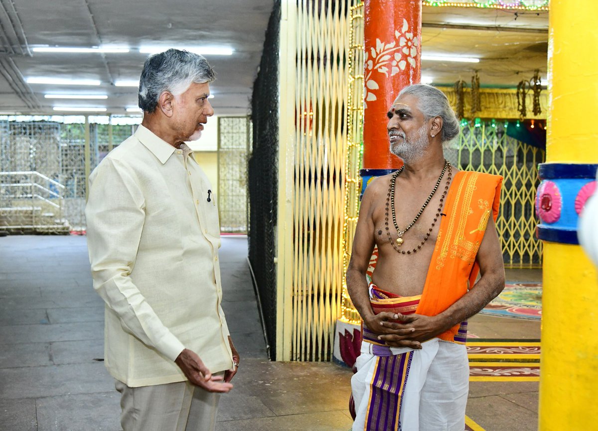 స్వర్ణాంధ్ర-స్వచ్ఛాంధ్ర కార్యక్రమంలో భాగంగా పర్యటనకు వచ్చిన గౌరవ ముఖ్యమంత్రి శ్రీ నారా చంద్రబాబు నాయుడు తిరుపతిలో శ్రీ కపిలేశ్వరస్వామి వారిని దర్శించుకున్నారు. ఈ సందర్భంగా ఆలయ అర్చకులు ఆశీర్వచనం ఇచ్చి స్వామివారి ప్రసాదాలను అందజేశారు.
#SwarnaAndhraSwachhAndhra
#AndhraPradesh